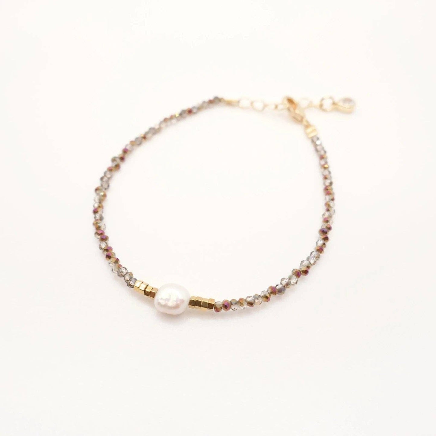 Bracelet Calista à plat, mettant en valeur la perle d’eau douce et les reflets irisés du cristal.