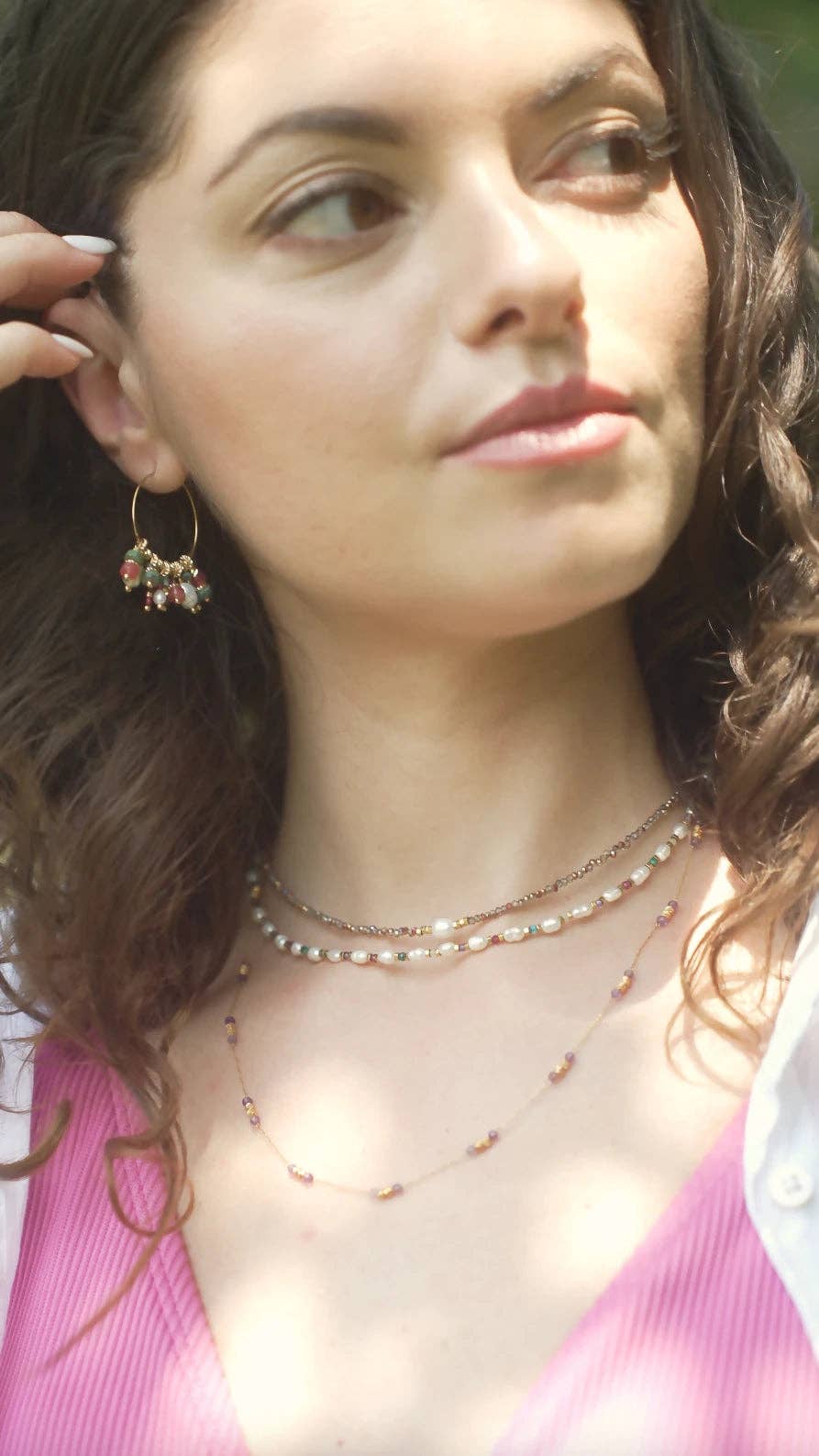  Collier porté, révélant sa finesse autour du cou.