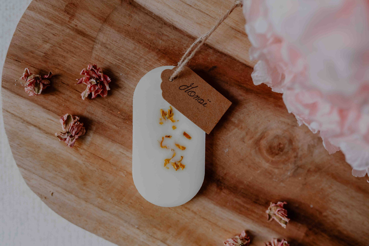 Détail de la tablette parfumée artisanale “Monoï” – finition soignée.