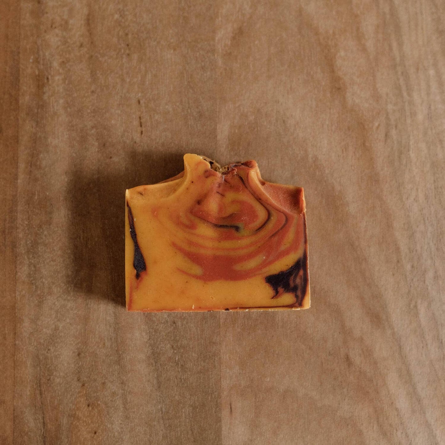 Vue rapprochée du savon Miel, Orange & Cannelle Naturayl mettant en valeur ses nuances chaleureuses et son aspect artisanal unique.