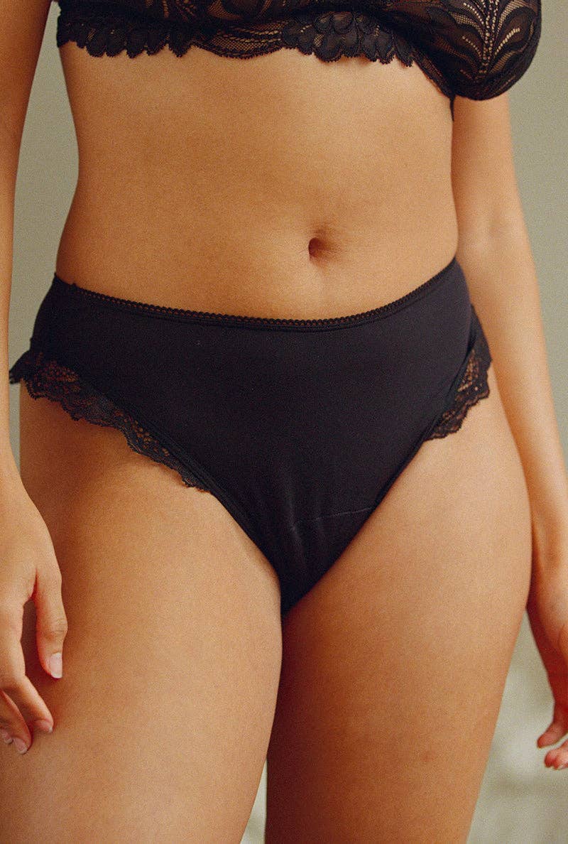 Vue de face de la culotte menstruelle Adélie noire Nénés, coupe mi-haute.